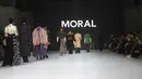Para model memeragakan busana fesyen Moral pada panggung gelaran mode Jakarta Fashion Week (JFW) 2026 di City Hall, Pondok Indah Mall 3, Jakarta, Rabu (29/10/2025). (Kapanlagi.com/Budy Santoso)
