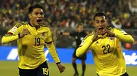 Bek Kolombia, Jeison Murillo (kanan) melakukan selebrasi usai mencetak gol ke gawang Brasil saat pertandingan Copa Amerika 2015 di Estadio Monumental, Santiago, Chile, Kamis (18/6/2015). Kolombia menang 1-0 atas Brasil. (REUTERS/Henry Romero)