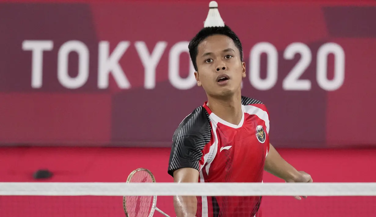 Tunggal putra Indonesia Anthony Sinisuka Ginting bertanding melawan Gergely Krausz dari Hungaria pada laga pertama cabang bulu tangkis tunggal putra Grup J Olimpiade Tokyo 2020 di Musashino Forest Plaza, Minggu (25/7/2021).  Anthony Ginting menang 21-13 dan 21-8. (AP Photo/Dita Alangkara)