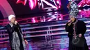 Duet penyanyi religi Opick dan Melly Goeslaw saat memeriahkan malam puncak Puteri Muslimah 2015 di Studio 6 Emtek City, Jakarta, Rabu (13/5) malam. (Liputan6.com/Faisal R Syam)