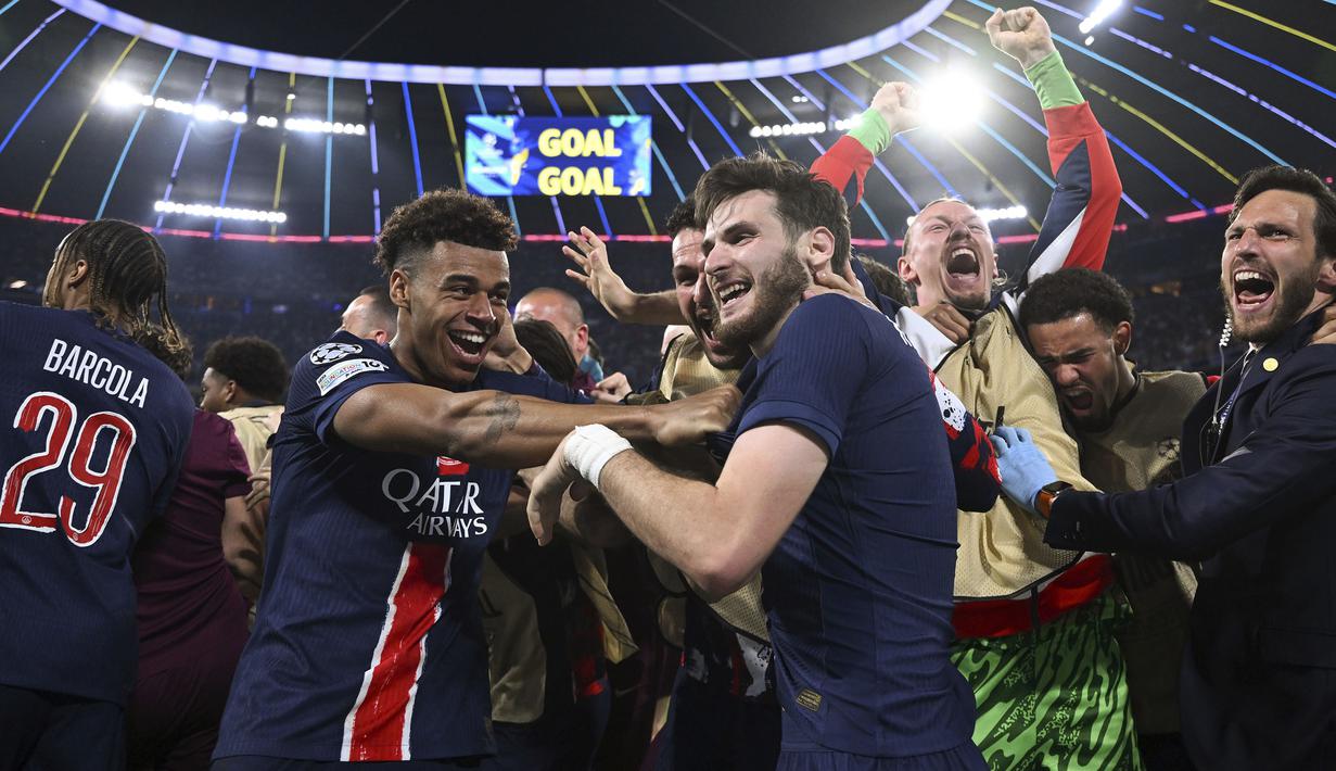 Khvicha Kvaratskhelia (tengah kanan) bersama para pemain PSG merayakan gol keempat timnya ke gawang Inter Milan dalam laga final Liga Champions 2024/2025 di Allianz Arena, Munchen, Jerman, Minggu (01/06/2025) dini hari WIB. (AP Photo/DPA/Robert Michael)