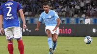 Gelandang Manchester City, Rodri melepaskan tendangan saat menghadapi Yokohama Marinos pada laga uji coba pramusim 2023/2024 di Tokyo, Jepang (23/7/2023). (AP Photo/Shuji Kajiyama)