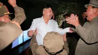 Kim Jong-un bersama Ri Pyong-chol (kanan) (KCNA)