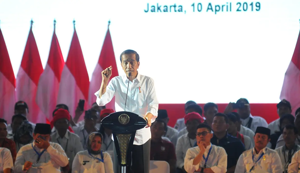 Presiden Joko Widodo memberikan pidato saat menghadiri Silaturahmi Nasional Pemerintahan Desa se-Indonesia di Jakarta, Rabu (10/4). Presiden mengatakan akan terus menaikkan jumlah dana desa serta memudahkan sistem laporan pertanggung jawabannya. (Liputan6.com/Angga Yuniar)