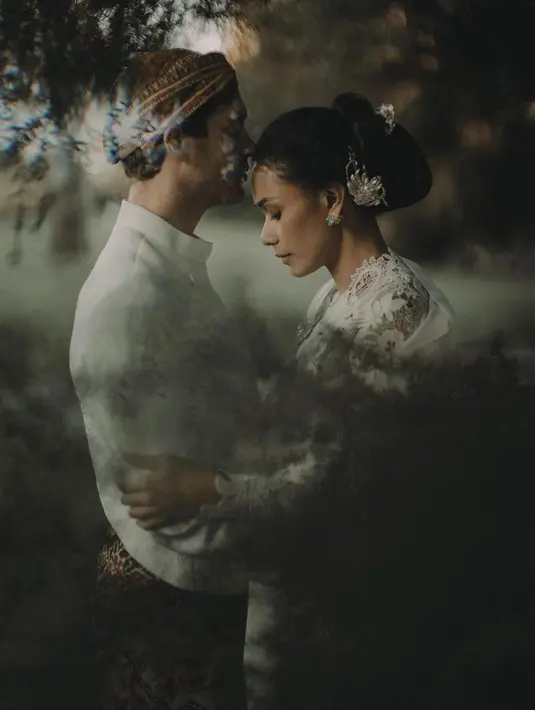 Kebaya lace putih rancangan Rama Dauhan Gold dan batik dari Iwan Tirta jadi pilihan pemeran serial Mendua itu saat akad. [Foto: Instagram].