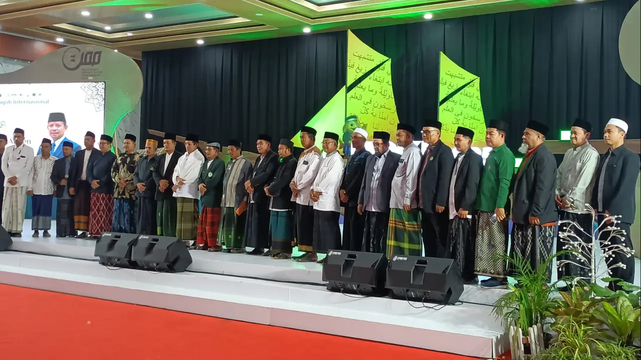 Menteri Agama RI, Prof Nasaruddin Umar, membuka Halaqah Internasional di Pesantren As’adiyah Pusat Sengkang, Kabupaten Wajo, Sulawesi Selatan, Kamis (2/10/2025) malam (Istimewa)