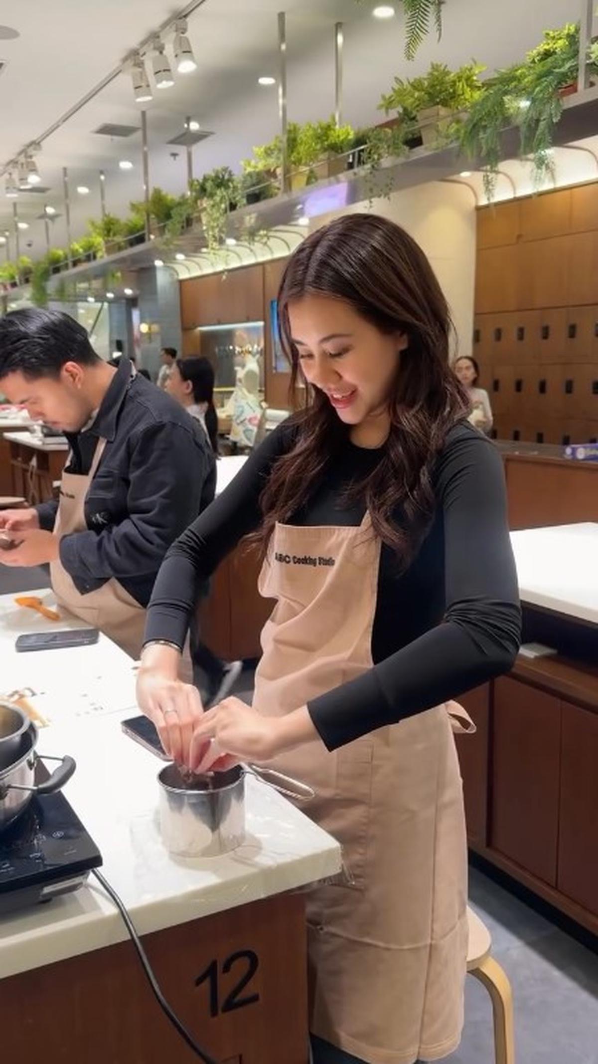7 Potret Aaliyah Massaid dan Mahalini Ikut Kelas Memasak Bersama Pasangan, si Bumil-Bumil Cantik