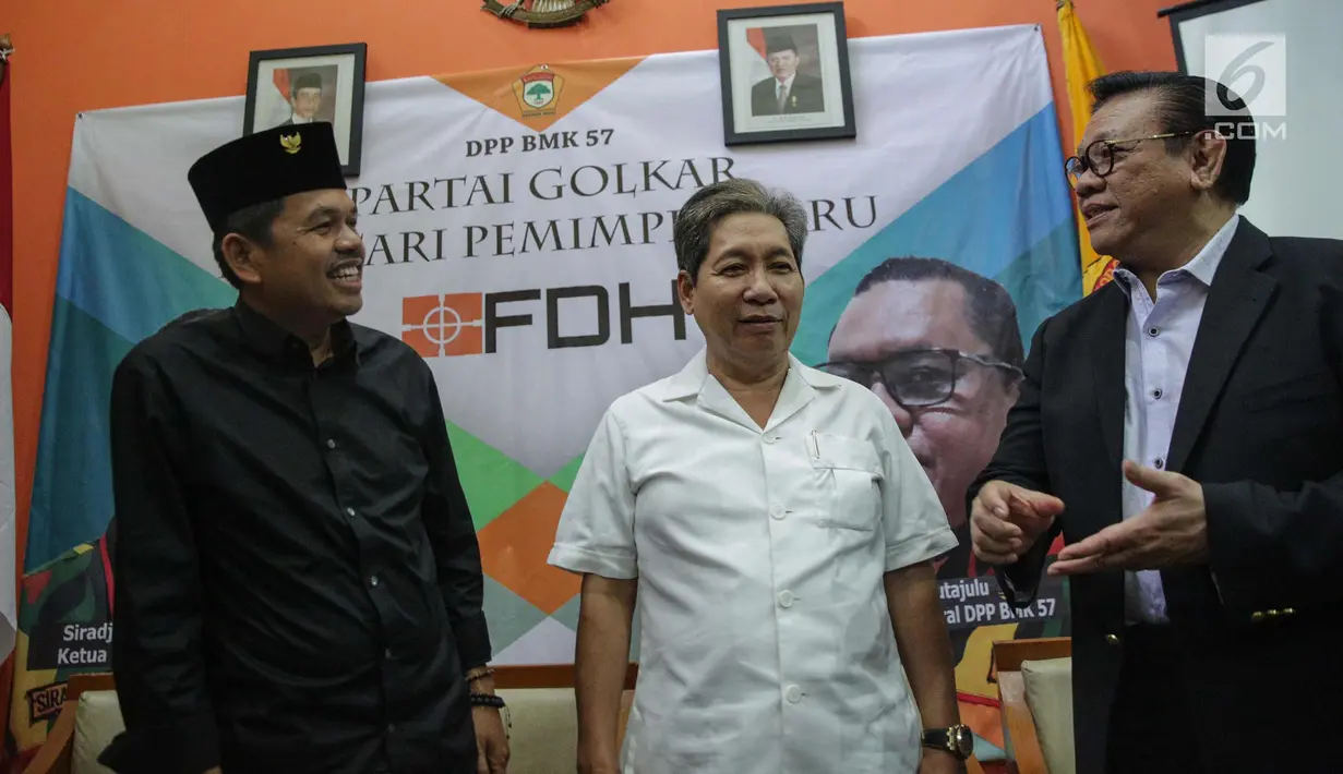 Ketua DPD I Partai Golkar Provinsi Jabar Dedi Mulyadi (kiri), Ketua DPD I Partai Golkar Provinsi Jateng Wisnu Suhardono (tengah) dan Ketum PPK Kosgoro 1957 HR Agung Laksono berbincang sebelum berdiskusi, Jakarta, Rabu (22/11). (Liputan6.com/Faizal Fanani)