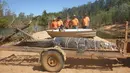 Seekor buaya air asin raksasa berhasil ditangkap setelah diburu selama delapan tahun di Kota Katherine, Australia, Senin (9/7). Buaya itu akan dibawa ke peternakan buaya, dijauhkan dari populasi masyarakat. (Facebook/Northern Territory Parks and Wildlife)