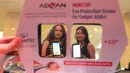 Model menunjukan tablet terbaru Advan i7 di Jakarta, Selasa (29/3). Tablet Advan i7 yang dilengkapi teknologi eye protection berupa nano optical film pertama yang diklaim bisa melindungi mata dari bahaya radiasi sinar biru. (Liputan6.com/Angga Yuniar)