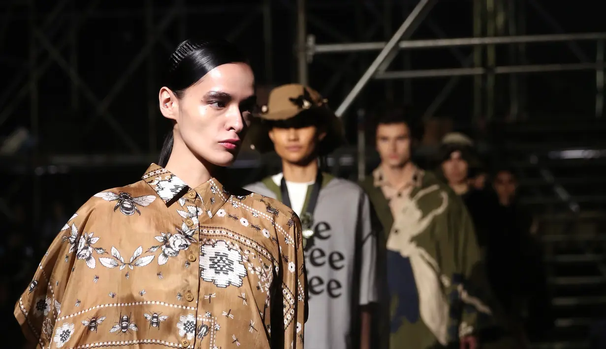 Biyan mengajak pecintanya untuk masuk ke rana inspirasinya tentang cerita alam. Keindahan semburat senja beralih menuju gelapnya malam dan kesunyian langit senja yang singkat beriringan dengan suara serangga yang berderik riuk menjadi inspirasi Biyan, yang kemudian dikemas dalam susunan cerita di fashion show Biyan kali ini. [Foto: Document/Fotografer FIMELA]