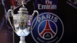 Replika trofi yang pernah diraih PSG dipamerkan saat acara nonton bareng di Lippo Mall Kemang, Jakarta, Sabtu (9/2). Pada nobar itu PSG menang 1-0 atas Bordeaux. (Bola.com/Yoppy Renato)