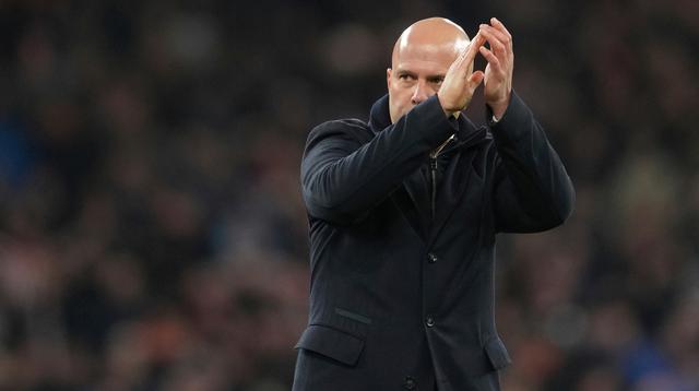 Pelatih Liverpool, Arne Slot, bertepuk tangan setelah pertandingan Liga Inggris melawan Sunderland di Anfield, Kamis, 4 Desember 2025. (AP Photo/Jon Super)