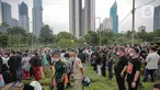 Puluhan pelayat yang berasal dari berbagai kelompok masyarakat dalam pemakaman Ketua DPW PPP Abraham Lunggana atau Haji Lulung di TPU Karet Bivak, Jakarta, Selasa (14/12/2021). Ketua DWP PPP DKI Jakarta Abraham Lunggana alias Haji Lulung meninggal dunia, Selasa (14/12). (Liputan6.com/Faizal Fanani)