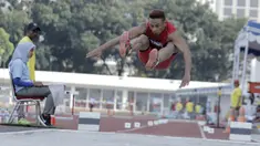 Atlet lompat jauh DKI Jakarta, Noval, melakukan lompatan saat kejurnas atletik di Stadion Madya, Senayan, Jakarta, Rabu (9/5/2018). Noval berhasil menjadi juara dengan loncatan sejauh 7,14 Meter. (Bola.com/M Iqbal Ichsan)
