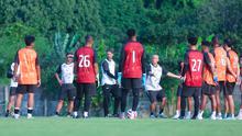 Pelatih Persija Jakarta, Mauricio Souza, memberikan arahan kepada anak asuhnya saat sesi latihan di Nirwana Park, Sawangan, Depok, Jawa Barat, Kamis (31/7/2025). (Bola.com/M Iqbal Ichsan)