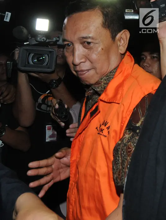 Sekretaris Jenderal KONI, Ending Fuad Hamidy mengenakan rompi tahanan seusai pemeriksaan di gedung KPK, Kamis (20/12). KPK resmi menahan Ending Fuad Hamidy setelah terjaring OTT terkait suap dana hibah dari Kemenpora ke KONI. (Merdeka.com/Dwi Narwoko)