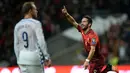 Pemain Portugal Joao Moutinho merayakan golnya ke gawang Denmark pada laga Kualifikasi Piala Eropa 2016 Grup I di Municipal stadium, Braga, Kamis (8/10/2015). Portugal menang atas Denmark1-0. (AFP Photo/ Miguel Riopa)