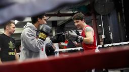 Aksi Perdana Menteri Kanada, Justin Trudeau bertarung melawan petinju profesional Yuri Foreman di Gleason Boxing Gym di Brooklyn borough New York, AS (21/4). (REUTERS/Carlo Allegri)