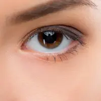 Potret wanita dengan sebelah mata berwarna cokelat (Foto dok : Freepik/master1305).