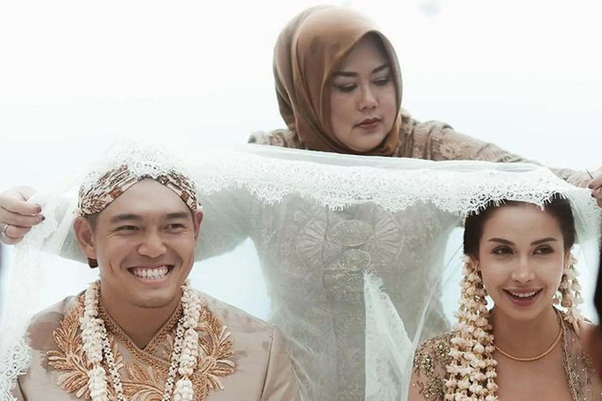 Berwajah Bule, Estelle Linden Tampil Ayu dengan Balutan Kebaya di Hari Pernikahan