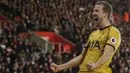 Striker Tottenham, Harry Kane, merayakan gol yang dicetaknya ke gawang Southampton. Bahkan pada menit ke-52, Spurs berhasil membalikan keadaan melalui gol sundulan yang dibukukan Kane. (Reuters/Matthew Childs)
