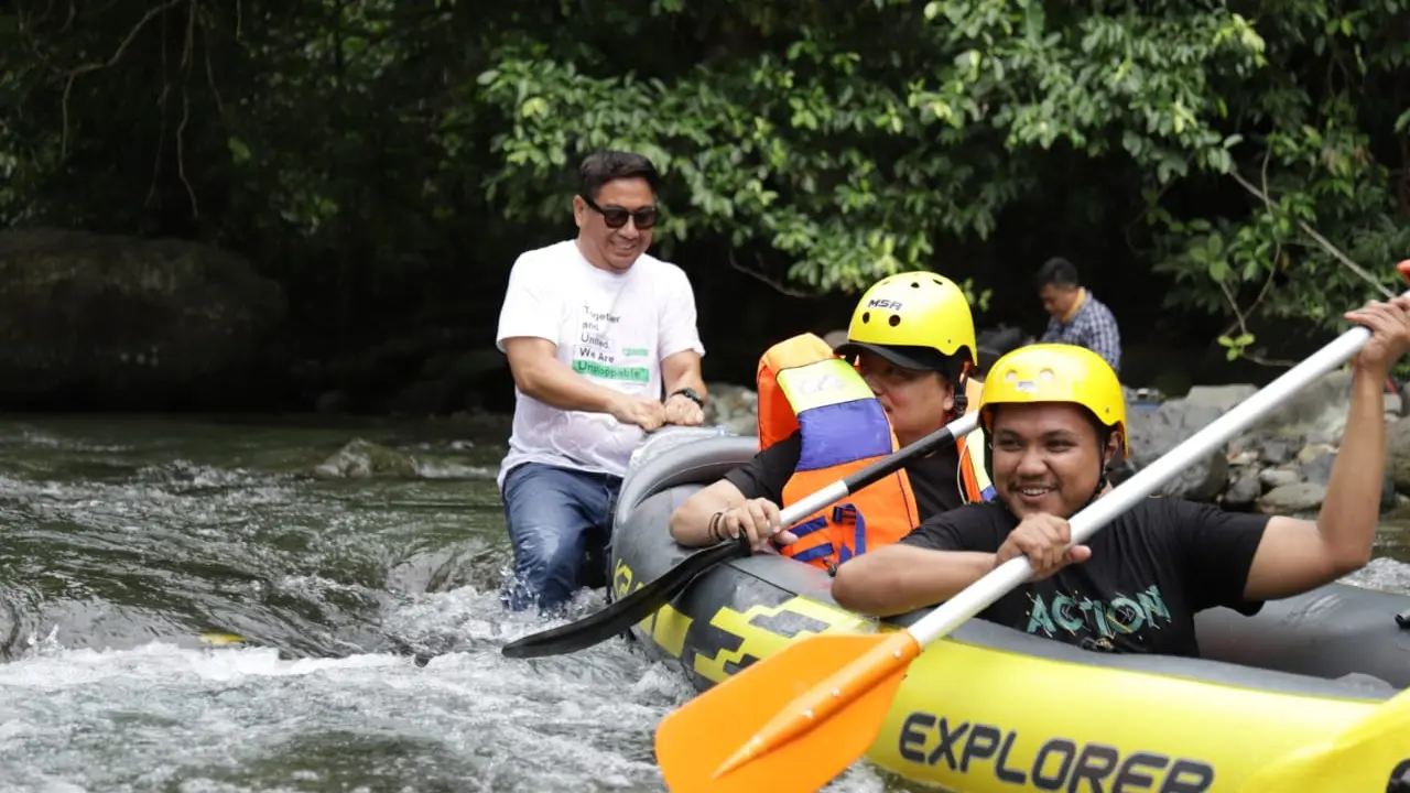 Pengunjung saat mencoba wahana arung jeram di wisata Ilomata River Camp Bonebol (Arfandi/Liputan6.com)