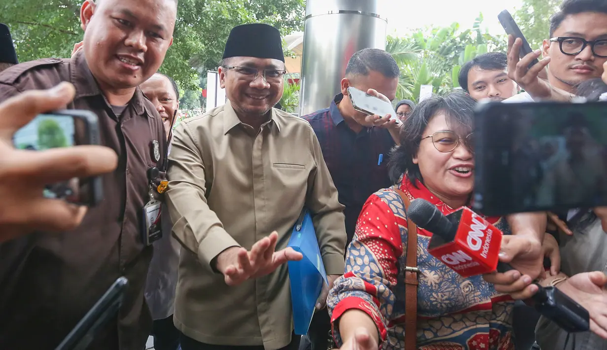 Mantan Menteri Agama Yaqut Cholil Qoumas (kedua kiri) sesaat akan memasuki gedung Merah Putih Komisi Pemberantasan Korupsi (KPK), Jakarta, Kamis (7/8/2025). (merdeka.com/Arie Basuki)