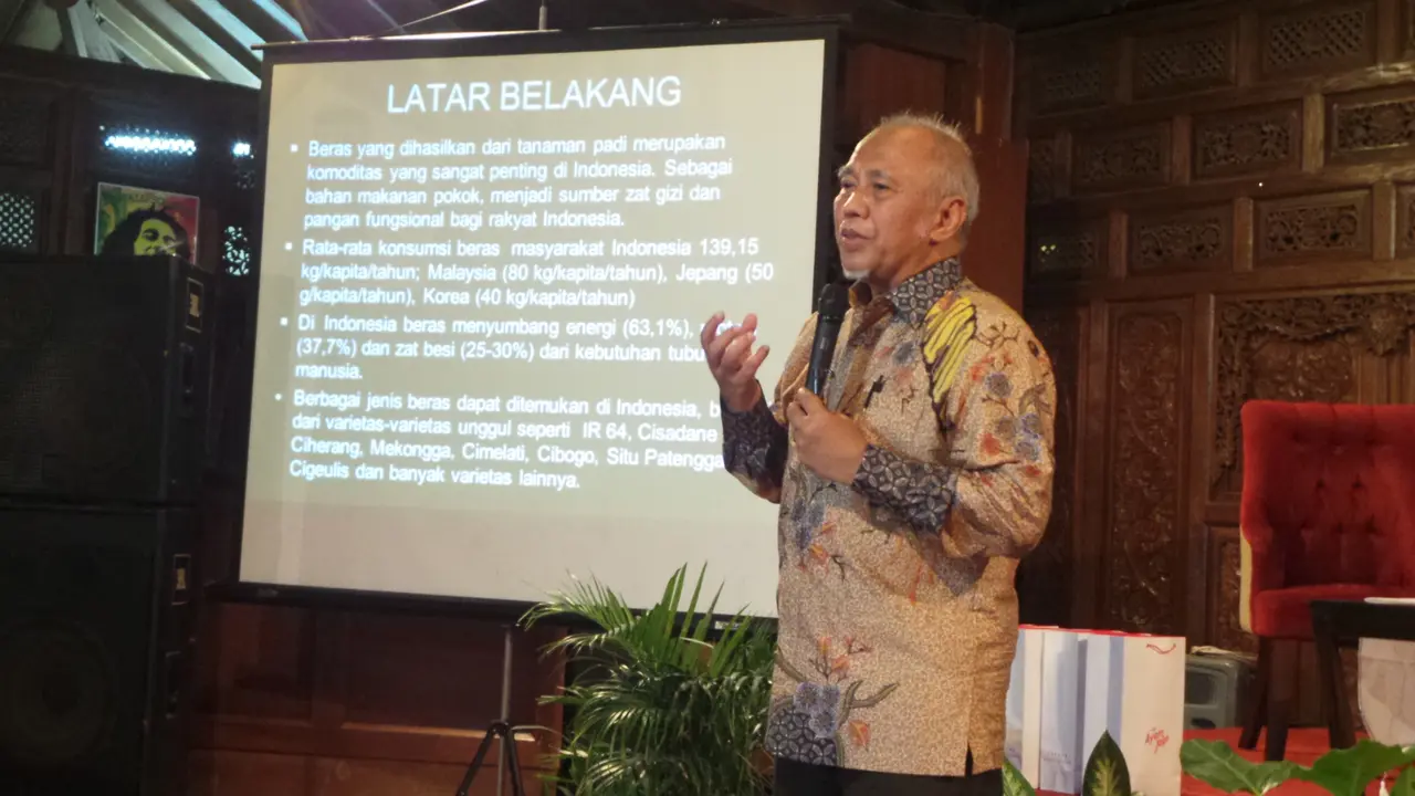 Profesor Riset yang Jatuh Cinta dengan Beras