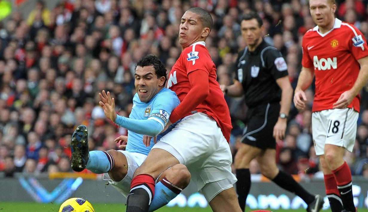 Keputusan kontroversial dilakukan Carlos Tevez saat pindah dari MU ke Manchester City di akhir musim 2008/2009. Bersama City, Tevez meraih gelar juara Premier League musim 2011/2012. (AFP/Andrew Yates)