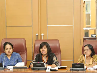 Wakil Ketua Komnas Perempuan Yuniyanti C (tengah) memberikan keterangan terkait peringatan 18 tahun Tragedi 98, Jakarta (13/5). Komnas Perempuan berharap Peringatan 18 tahun Tragedi Mei '98 dapat menjaga ingatan kolektif. (Liputan6.com/Immanuel Antonius)