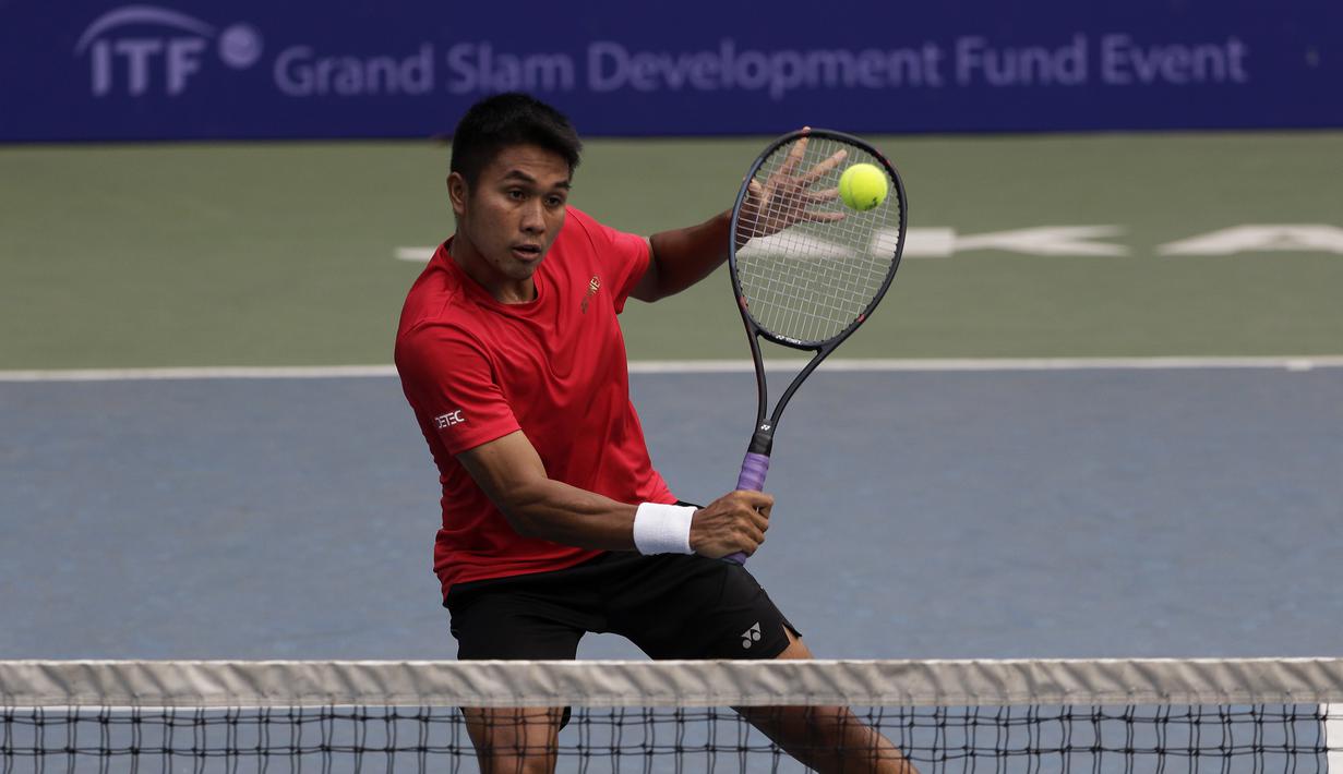 Ganda Putra Indonesia, M Rifqi, memukul bola saat melawani ganda India pada laga Combiphar Tennis Open 2019 di Hotel Sultan, Jakarta, Kamis (8/8). Rifqi/Anthony kalah 5-7 dan 1-6. (Bola.com/Yoppy Renato)