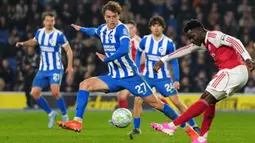 Tendangan keras Saka dari sisi kiri muka gawang Brighton gagal diantisipasi secara sempurna dan masuk melalui celang kolong kaki kiper Bart Verbruggen. (AP Photo/Alastair Grant)