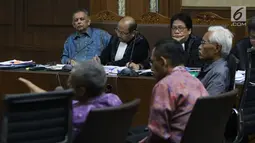 Terdakwa kasus dugaan suap proyek PLTU Riau-1 yang juga mantan Dirut PLN, Sofyan Basir (kiri) saat menyimak keterangan saksi saat sidang lanjutan di Pengadilan Tipikor, Jakarta, Senin (5/8/2019). Sidang beragendakan mendengar keterangan saksi-saksi. (Liputan6.com/Helmi Fithriansyah)