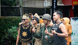 Selebgram Juragan 99 peringati Hari Pahlawan di Malang, Jawa Timur, bersama para veteran dan peserta berkostum. Suasana meriah sekaligus syahdu. (Foto: Dok. Tim Juragan 99)