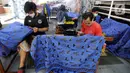 Perajin menyelesaikan proses pembuatan batik di  Batik Tradisiku, Bogor, Jawa Barat, Kamis (6/8/2020). Anjloknya penjualan batik mencapai 50 hingga 60 persen selama masa pandemi ini. (merdeka.com/Arie Basuki)