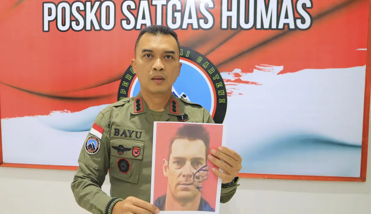 Pilot asal Selandia Baru tersebut dibunuh KKB setelah mengantar 4 penumpang yaitu 2 orang dewasa tenaga kesehatan, 1 bayi dan 1 anak-anak. (Indonesian Police via AP)