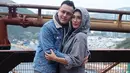 Banyak para selebriti kita yang memanfaatkan libur akhir tahun dengan mengunjungi luar negeri. Pada liburan akhir tahun, Ussy Sulistyawati dan Andhika Pratama serta anak-anaknya memanfaatkan liburan ke Hongkong. (Instagram/andhiiikapratama)