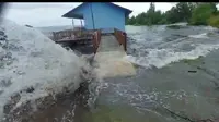 Banjir rob merusak bangunan Panti Asuhan An-Nur Pantai Melur yang ada di Pulau Galang, Kota Batam, Rabu (25/1/2023). (Liputan6.com/ Ajang Nurdin)