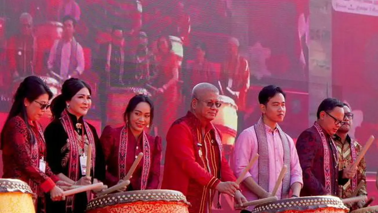 Wakil Presiden Gibran Rakabuming Raka bersama Utusan Khusus Presiden Bidang Pariwisata, Zita Anjani saat menghadiri perayaan Festival Cap Go Meh 2025 di Kota Singkawang, Kalimantan Barat.