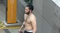 Tangkapan layar seorang pria yang membawa pisau dan melukai dua orang di kawasan Pok Fu Lam, Hong Kong, pada Senin (10/8/2026). (Sumber: Instagram @channelnewsasia)