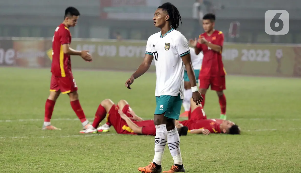 Pemain depan Timnas Indonesia U-19, Ronaldo Kwateh berjalan usai laga melawan Vietnam U-19 pada kualifikasi grup A Piala AFF U-19 2022 di Stadion Patriot Candrabhaga, Bekasi, Jawa Barat, Sabtu (2/7/2022). Timnas Indonesia U-19 gagal membungkam Vietnam U-19 setelah bermain imbang 0-0. (Liputan6.com/Helmi Fithriansyah)