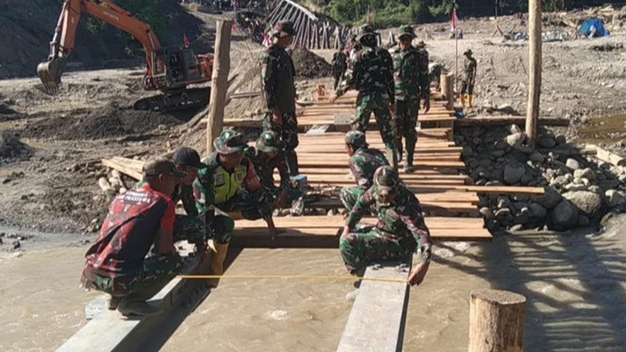 TNI AD dan Warga Bangun Jembatan Darurat