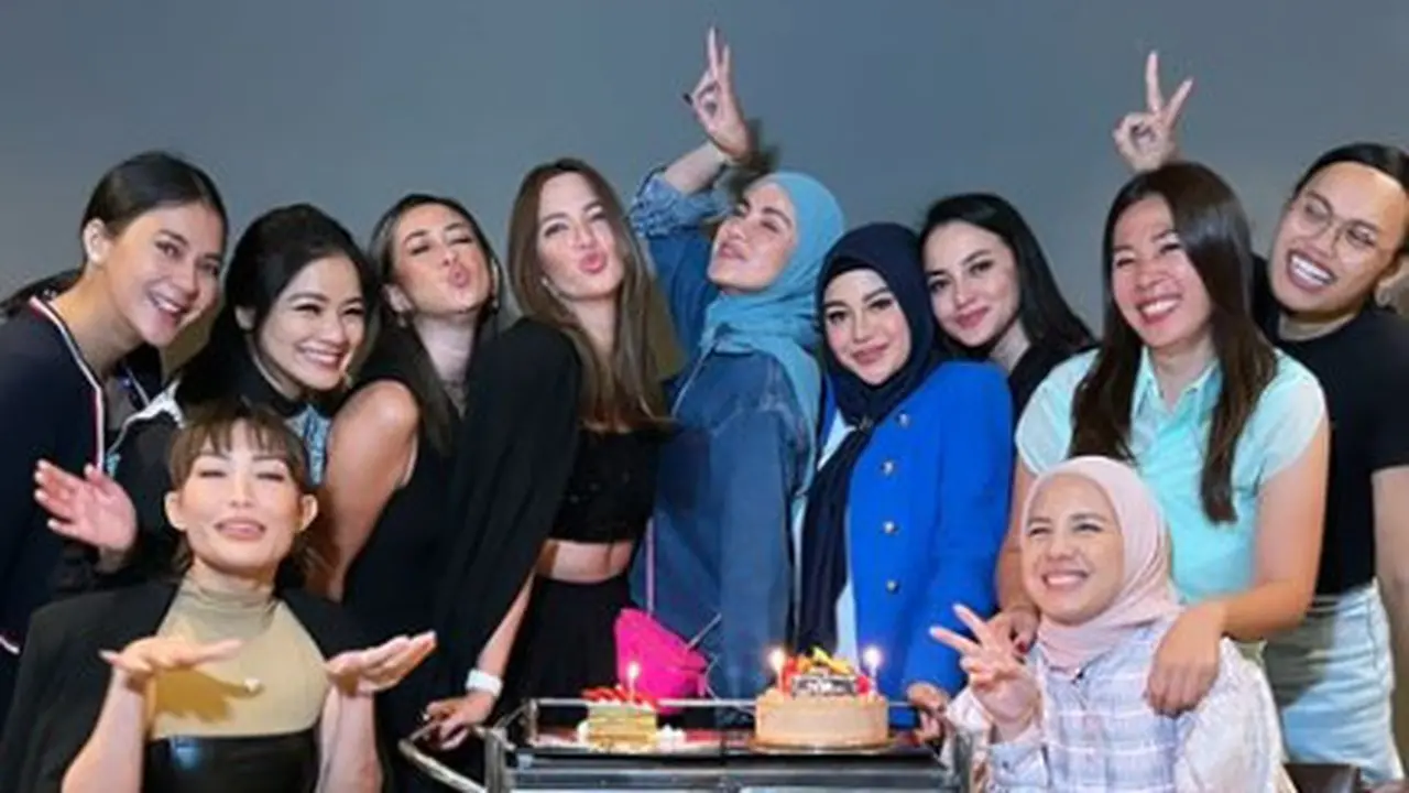 Gaya Cewek Mamba vs Cewek Kue Geng Cendol di Birthday Dinner Nia Ramadhani