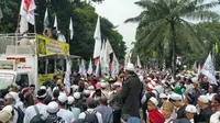 Sidang vonis Ahok, massa kontra berkumpul di kawasan gedung Kementan, Jakarta Selatan. (Liputan6.com/Nanda Perdana Putra)