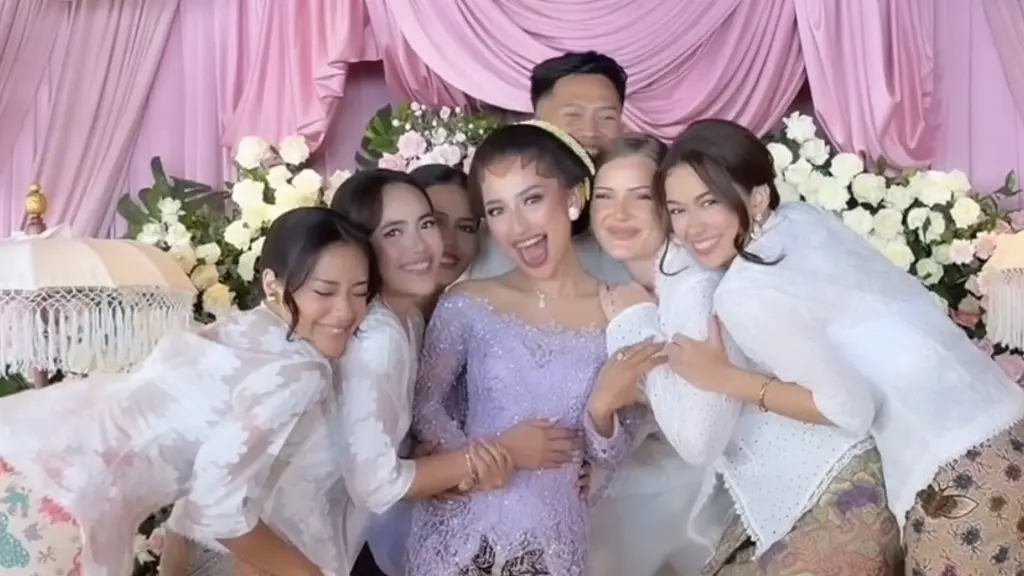 Jadi bridesmaid, Baila No Na dan Rebecca Klopper di Siraman Jennifer Coppen. [@brideswhisperer]