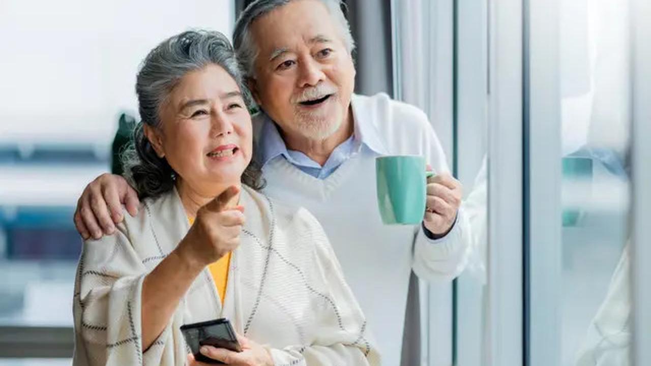 Tips Ampuh Menjaga Kesehatan Lansia Agar Tetap Aktif dan Bahagia, Salah Satunya Hindari HP Sebelum Tidur