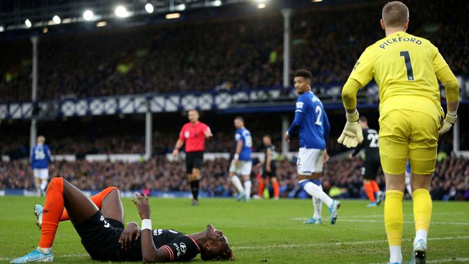 Pemain Chelsea Tammy Abraham terkapar di lapangan saat pertandingan menghadapi Everton pada laga Liga Inggris di Goodison Park, Liverpool, Inggris, Sabtu (7/12/2019). Everton menang 3-1. (Nigel French/PA via AP)