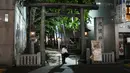 Gerbang torii berdiri di pintu masuk ke kuil menjelang Olimpiade Musim Panas 2020 di Tokyo pada 14 Juli 2021. Di bawah protokol yang ketat, satu-satunya cara untuk melihat sekilas ibu kota adalah dari kendaraan yang mengantar para tamu dari perkampungan atlet atau hotel ke venue (AP Photo/Jae CHong)