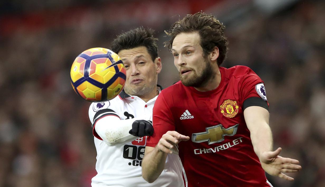 Duel pemain Manchester United, Daley Blind (kanan) dan pemain Watford, Mauro Zarate pada laga Premier League di Old Trafford, Manchester (11/2/2017). Manchester United menang 2-0. (Nick Potts/PA via AP)